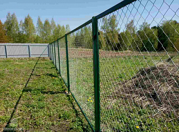 Секционный забор из профильной трубы серого цвета