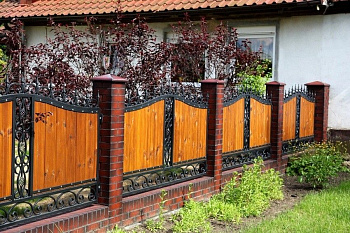 Комбинированный забор из дерева и металла на кирпичном фундаменте
