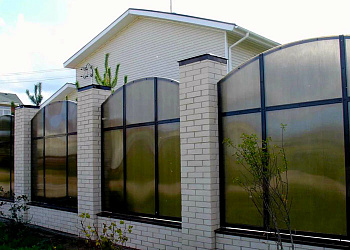 Забор для дачи из поликарбоната в секциях 2x12 м