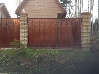 Забор с поликарбонатом и кованными элементами