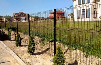 Ленточный фундамент под забор под ключ из сетки гиттер черного цвета