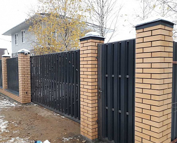 Кирпичный забор с серым евроштакетником