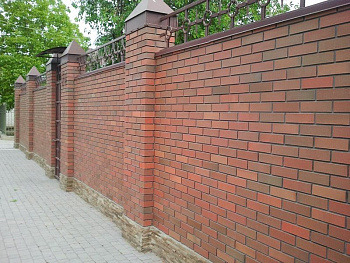 Сплошной забор из красного кирпича