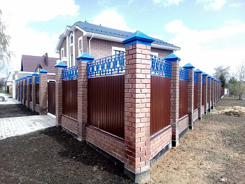 Комбинированный забор с металлическими элементами