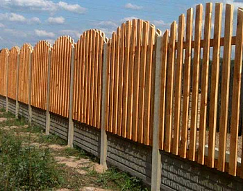 Комбинированный забор из профнастила и бетона
